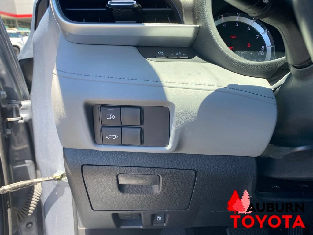 Used 2022 Toyota Highlander LE AWD/4WD image 40