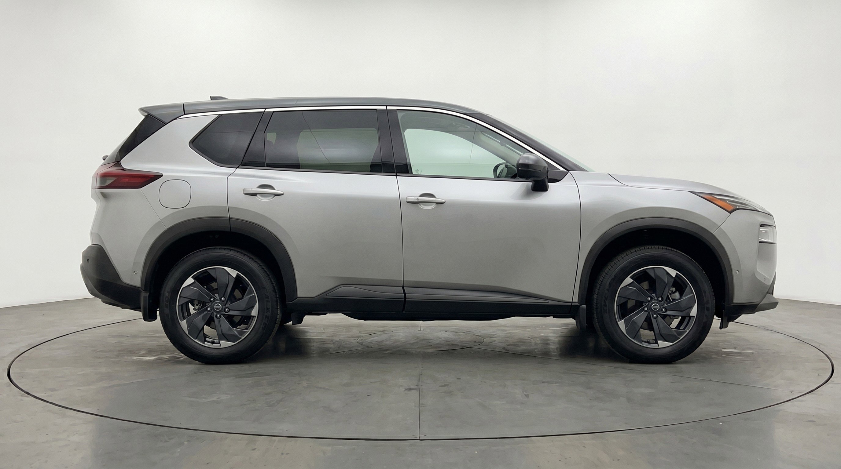 Used 2025 Nissan Rogue SV FWD image 11