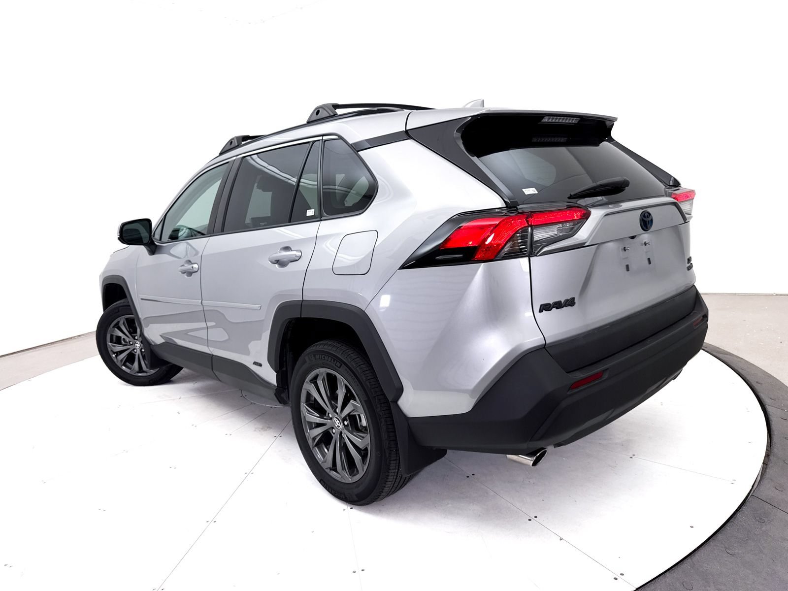 Used 2023 Toyota RAV4 XLE Premium AWD/4WD image 2