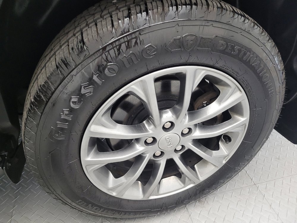 Used 2019 Jeep Cherokee Latitude Plus w/ Cold Weather Group AWD/4WD image 31
