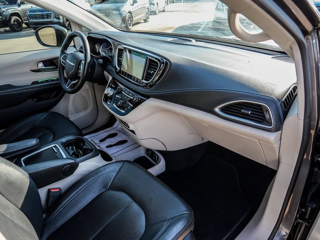 Used 2021 Chrysler Pacifica Touring-L FWD image 18