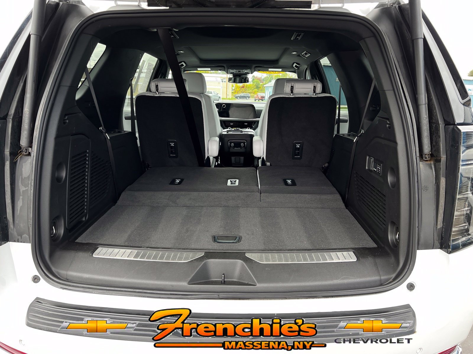 Used 2025 Chevrolet Tahoe Premier w/ Sun And Tow Package AWD/4WD image 5