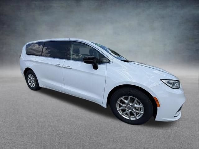 Used 2024 Chrysler Pacifica Touring-L FWD image 15