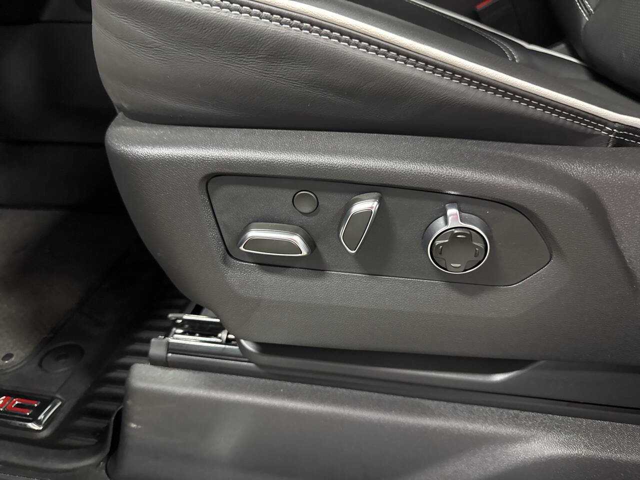 Used 2025 GMC Sierra 2500 AT4X image 18