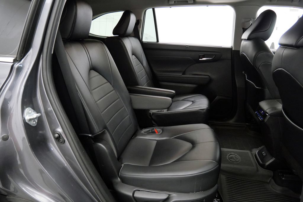Used 2021 Toyota Highlander XLE AWD/4WD image 18