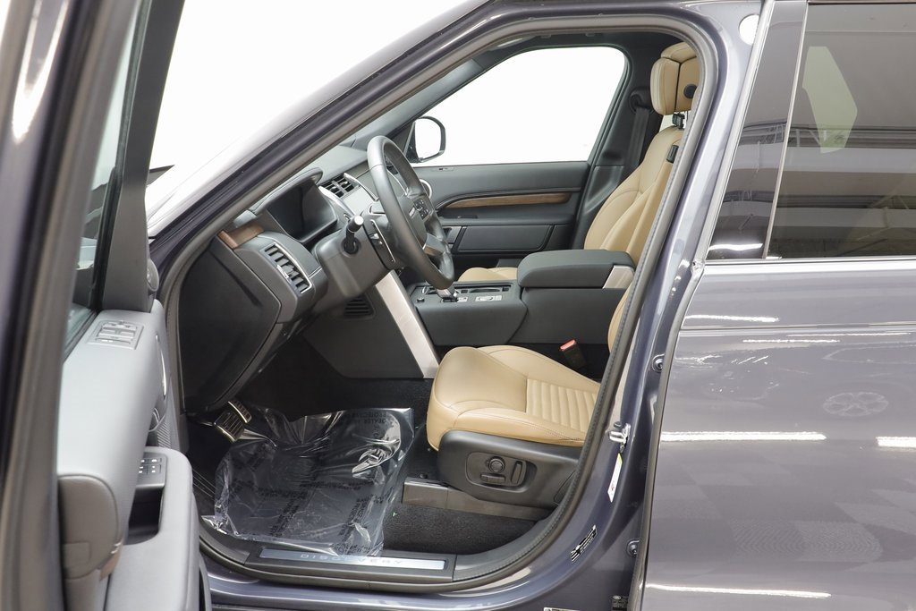 Used 2024 Land Rover Discovery Dynamic SE image 6