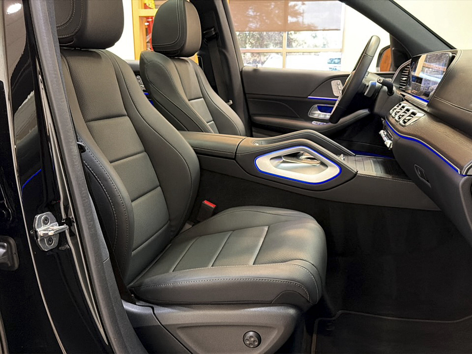 Used 2025 Mercedes-Benz GLS 450 4MATIC image 12