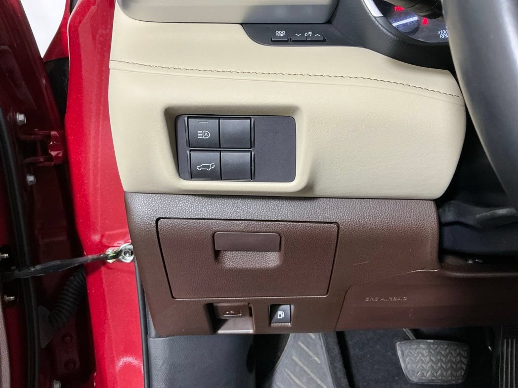 Used 2022 Toyota Highlander XLE FWD image 16