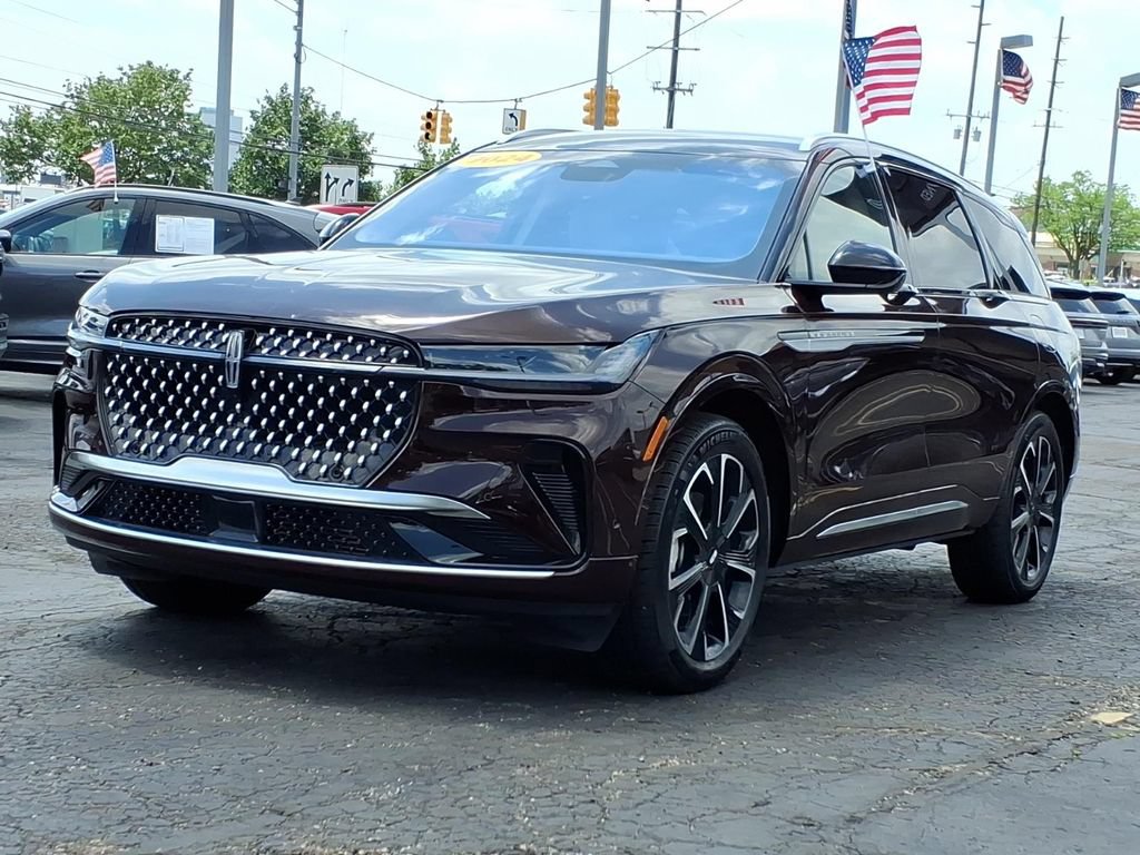 Used 2024 Lincoln Nautilus Reserve AWD/4WD image 3