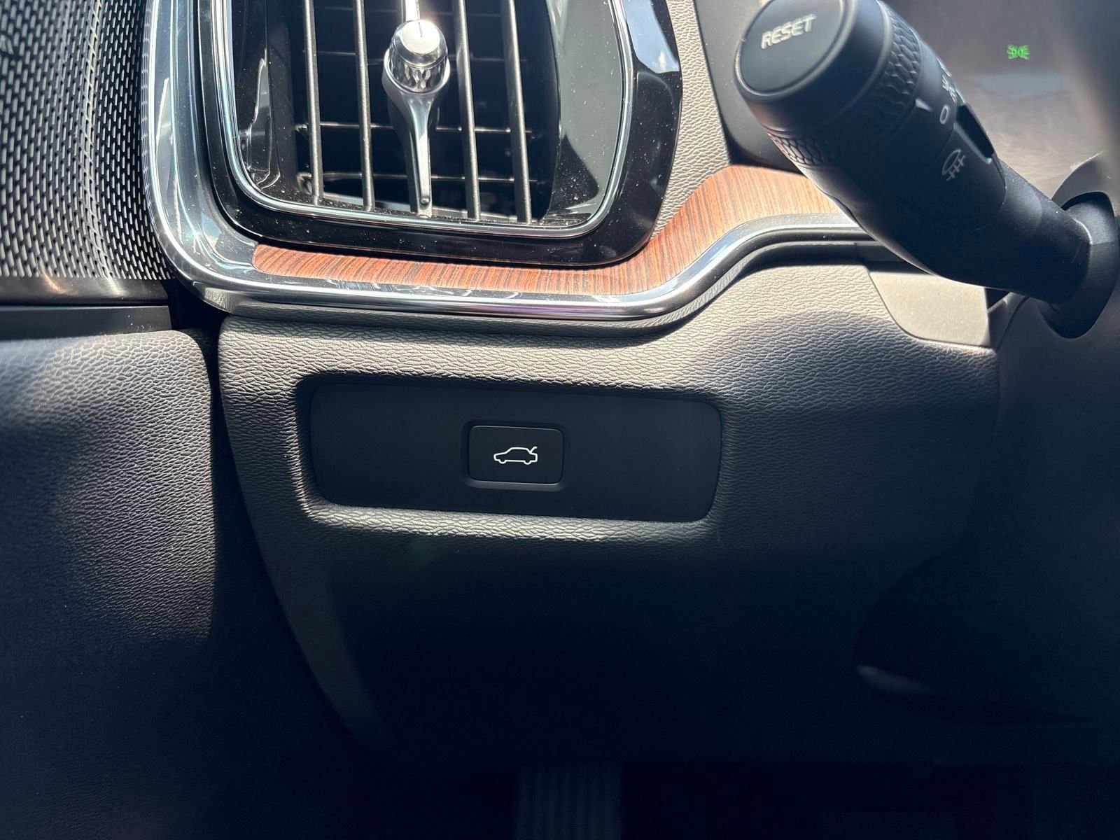 New 2025 Volvo V60 B5 Cross Country Plus w/ Protection Package Premier image 24