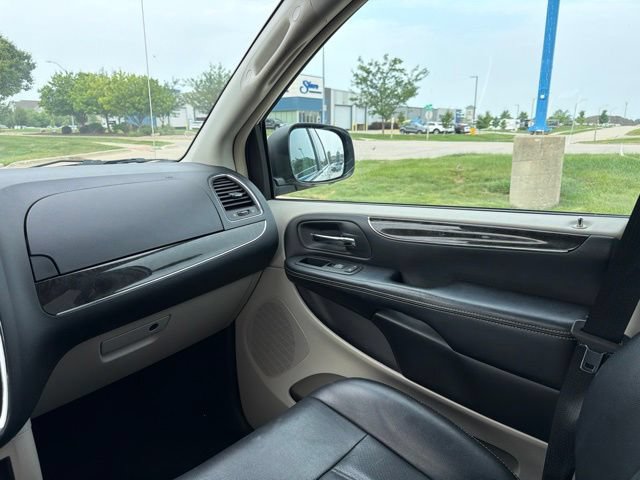 Used 2011 Chrysler Town & Country Touring-L FWD image 17
