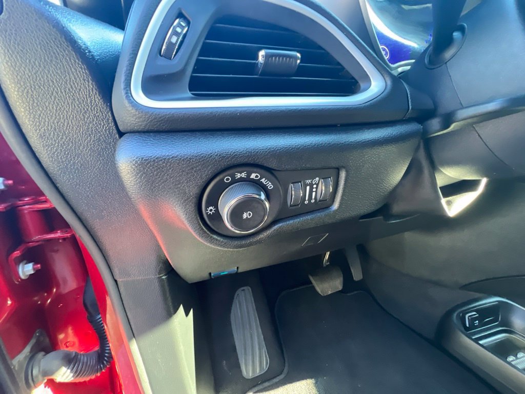 Certified 2025 Chrysler Pacifica Select FWD image 32