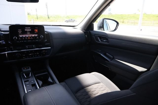 Certified 2025 Nissan Pathfinder SV w/ SV Premium Package FWD image 28