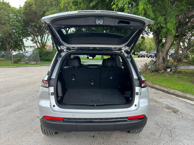 Certified 2024 Jeep Grand Cherokee Limited w/ Black Appearance Package image 42