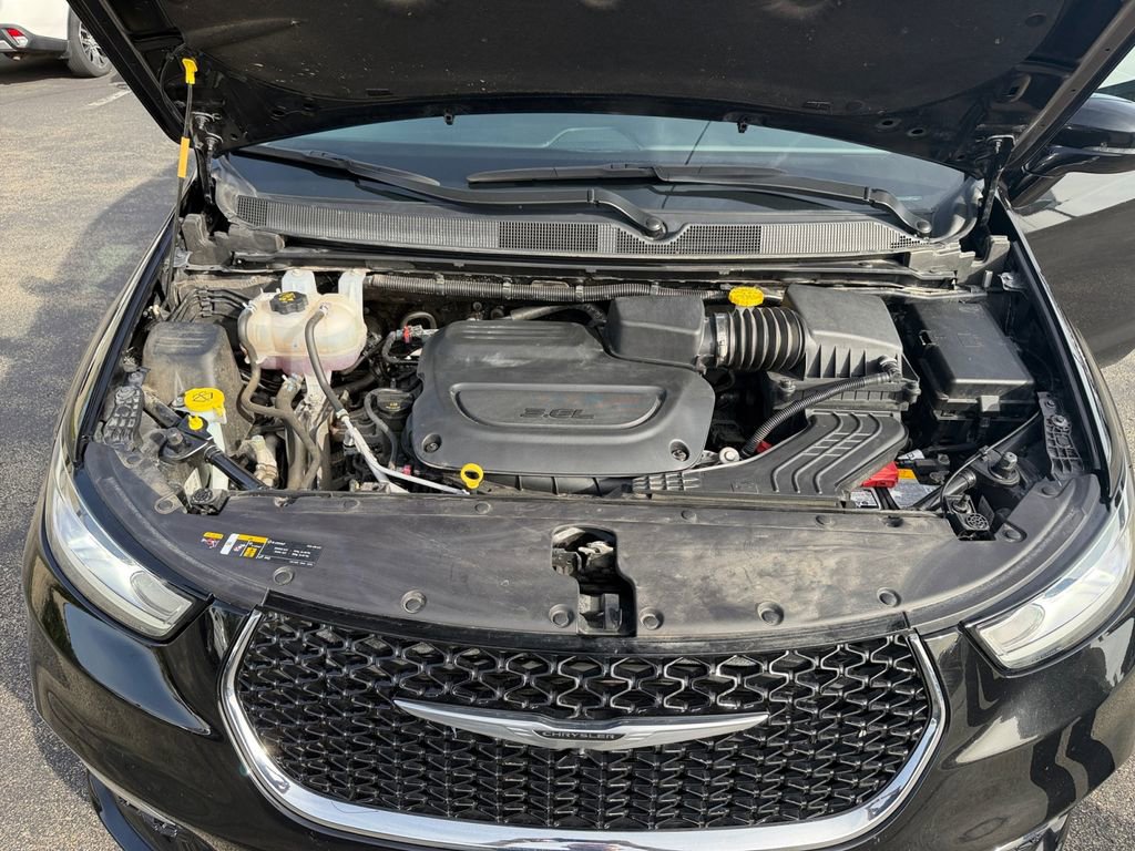 Used 2024 Chrysler Pacifica Touring-L FWD image 27