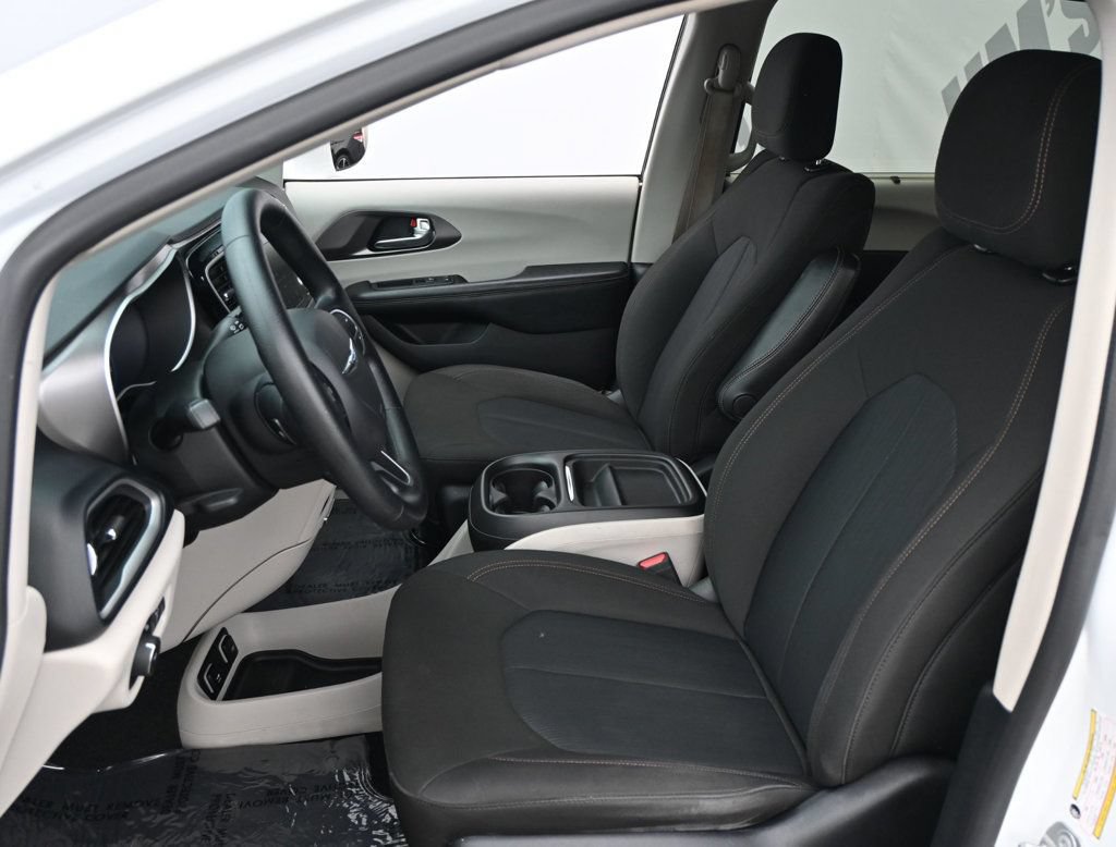 Used 2020 Chrysler Pacifica Touring w/ Tire & Wheel Group FWD image 12