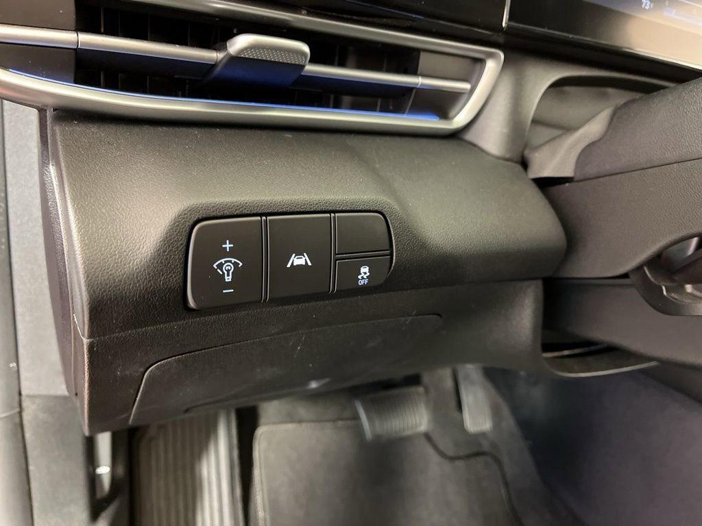 Used 2022 Hyundai Elantra Limited w/ Preferred Accessory Package image 29