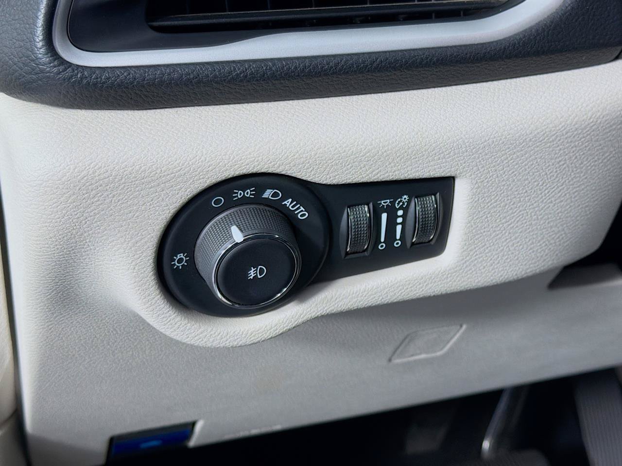 Used 2024 Chrysler Pacifica Limited FWD image 37