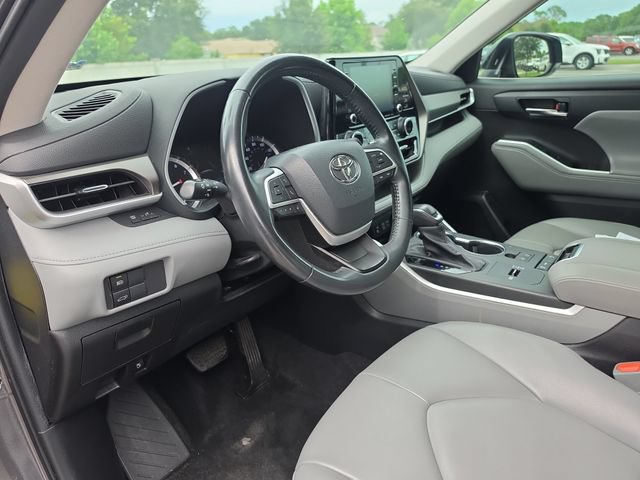 Used 2022 Toyota Highlander XLE FWD image 16