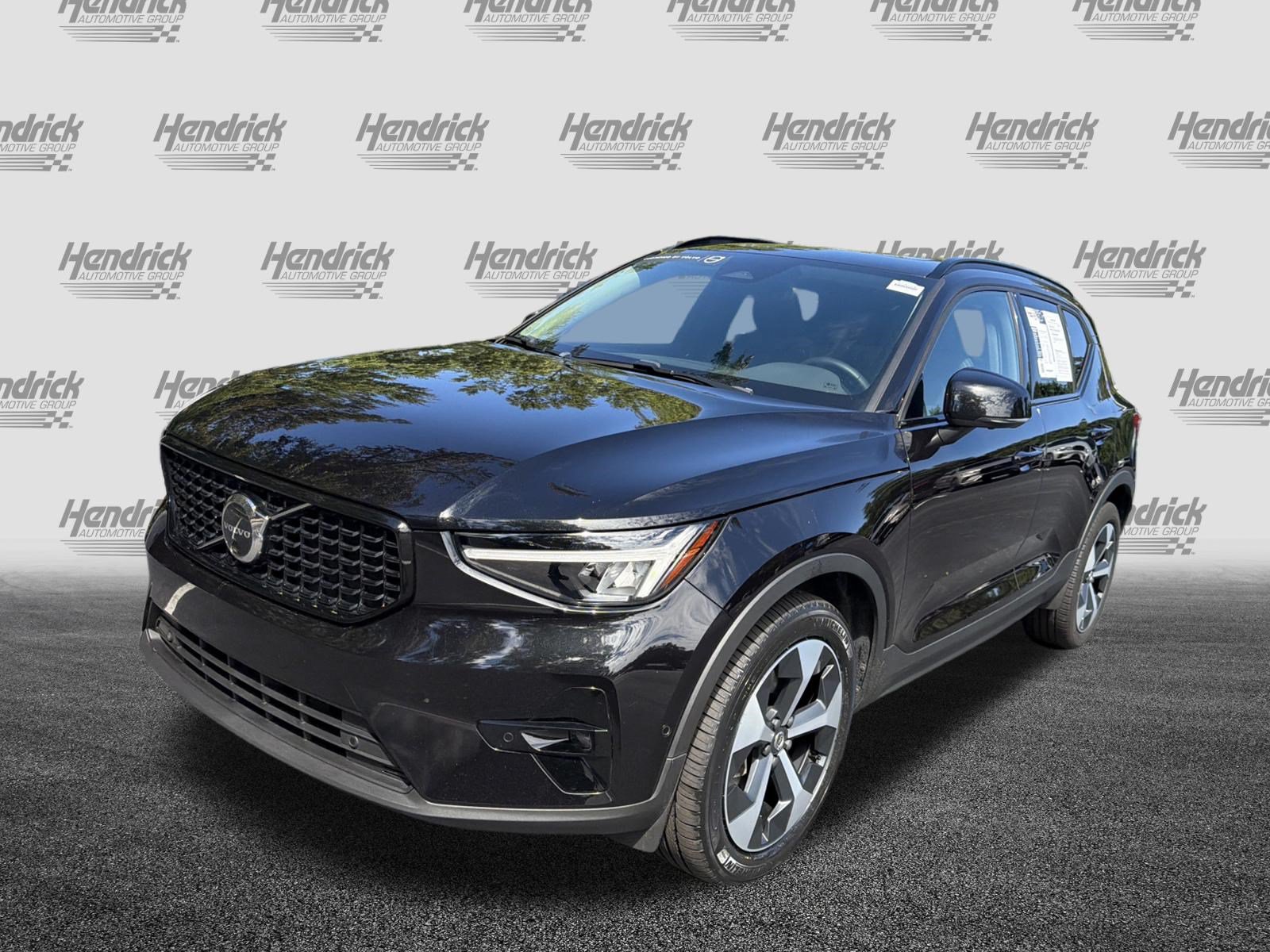 Used 2025 Volvo XC40 B5 Plus AWD/4WD image 5