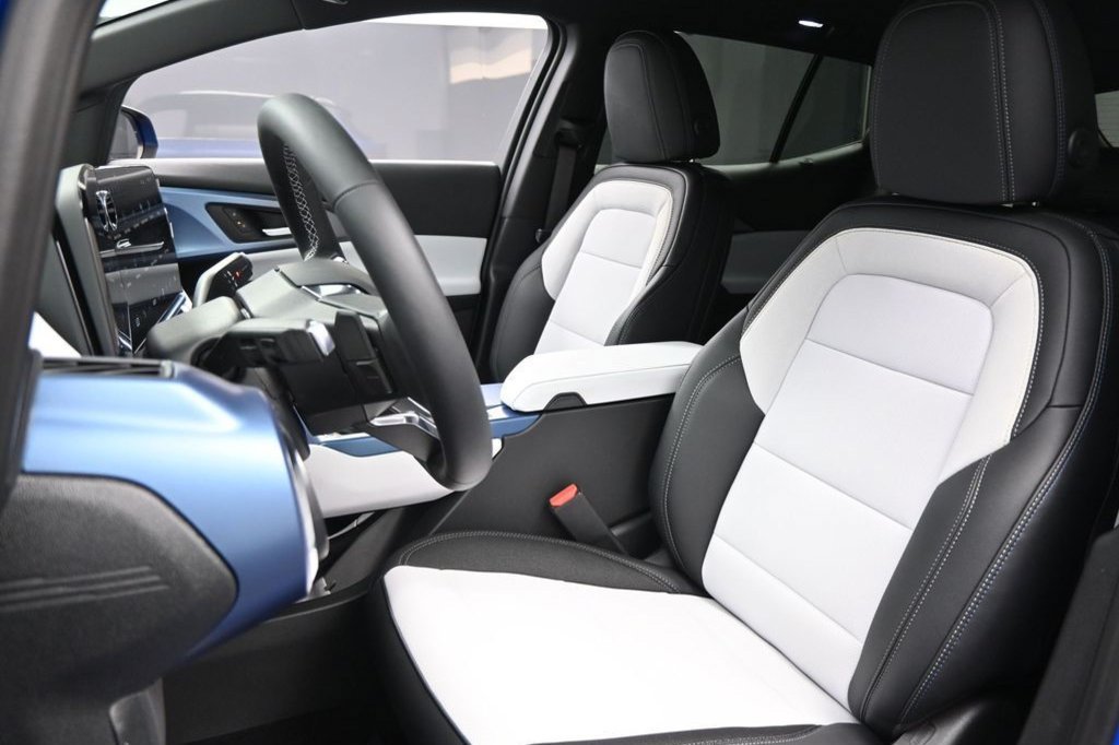 New 2026 Chevrolet Equinox EV LT w/ LPO, Blackout Package AWD/4WD image 18