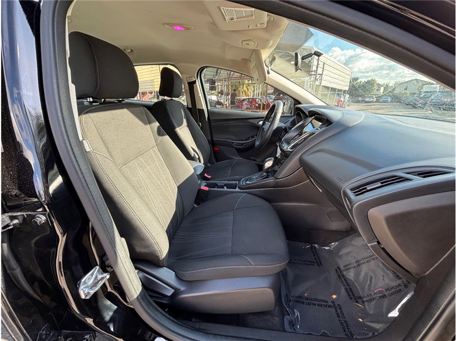 Used 2017 Ford Focus SE image 30
