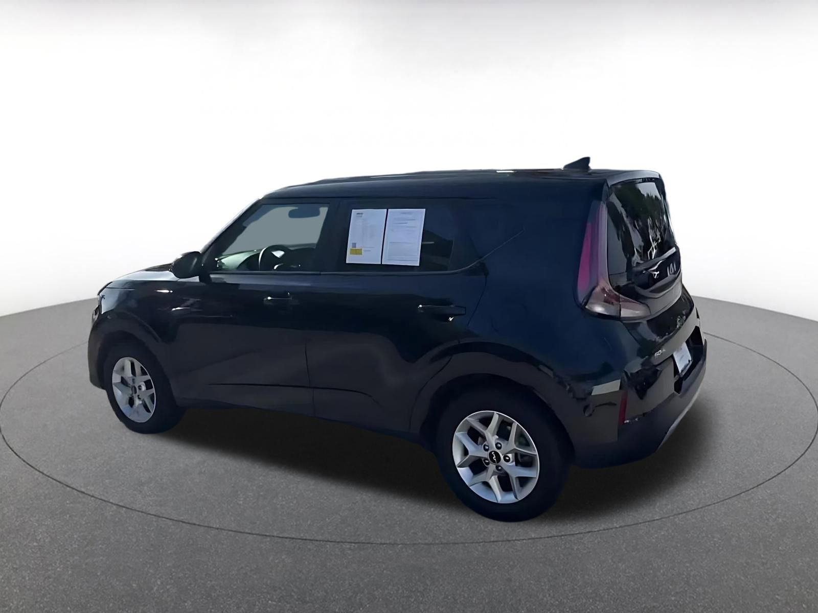 Used 2025 Kia Soul LX w/ LX Technology Package FWD image 10