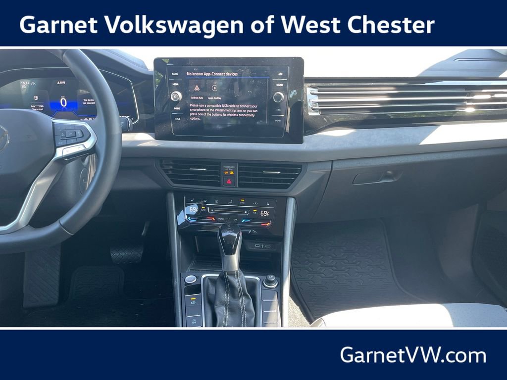 Certified 2025 Volkswagen Jetta SE w/ Black Wheel Package FWD image 17