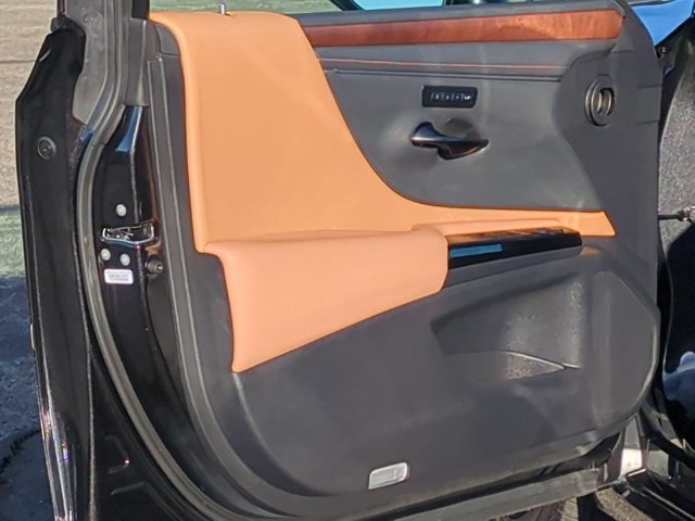 Used 2025 Lexus ES 300h w/ Premium Package FWD image 25
