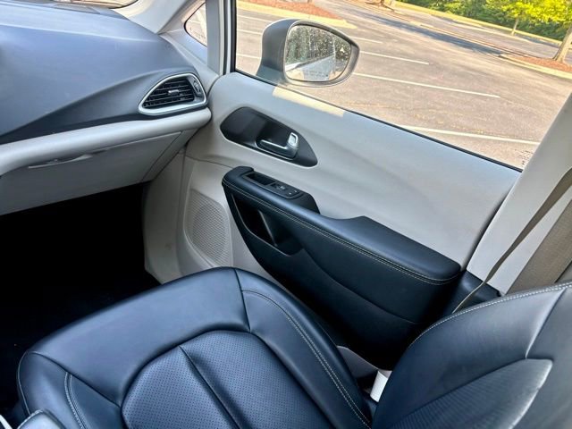 Used 2023 Chrysler Pacifica Touring-L FWD image 25