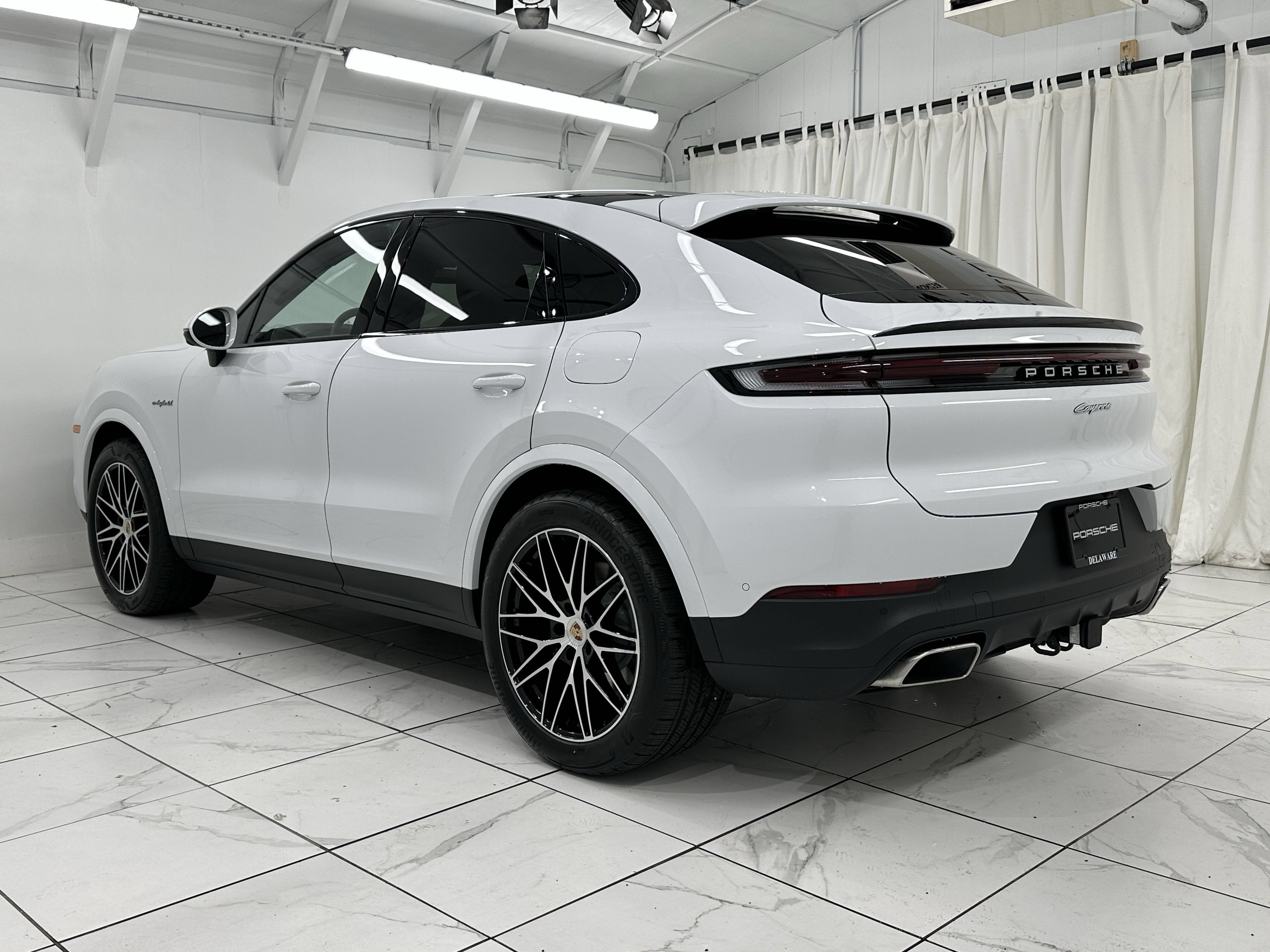 Used 2025 Porsche Cayenne E-Hybrid Coupe AWD/4WD image 3