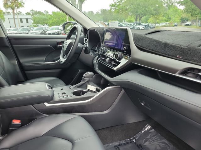 Used 2024 Toyota Highlander XLE FWD image 34