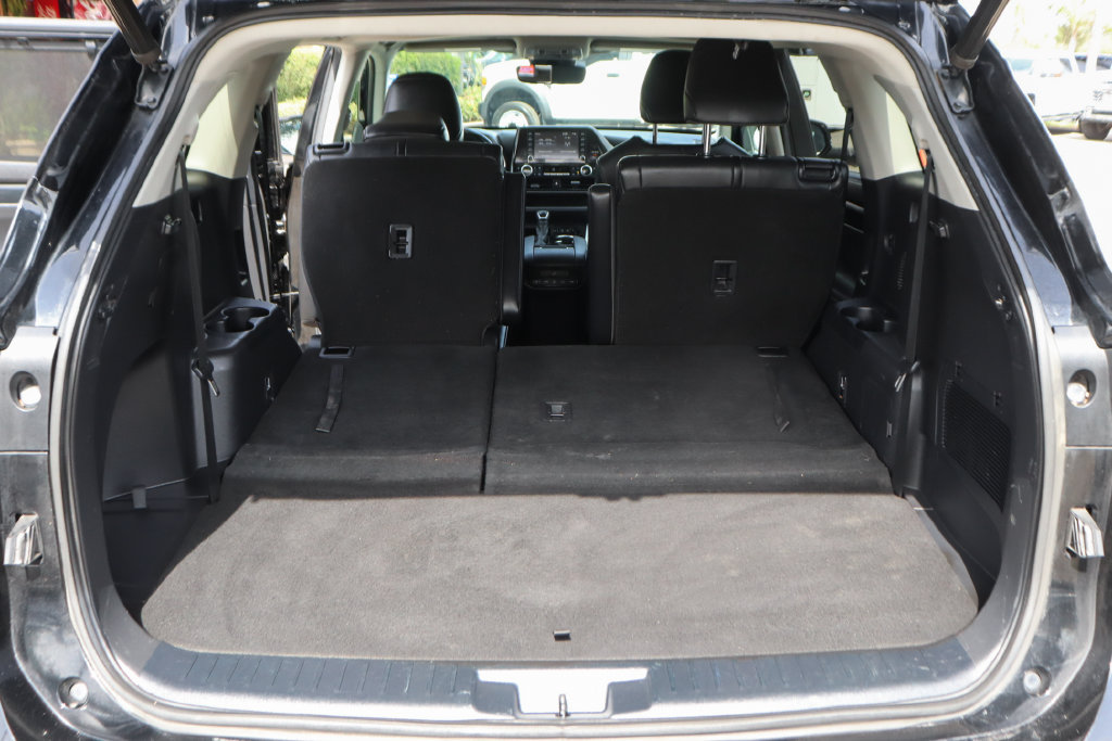 Used 2021 Toyota Highlander XLE AWD/4WD image 9