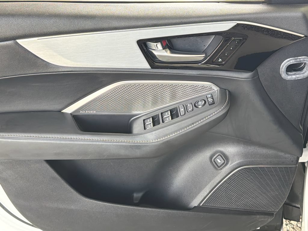 Used 2024 Acura MDX w/ Technology Package FWD image 3