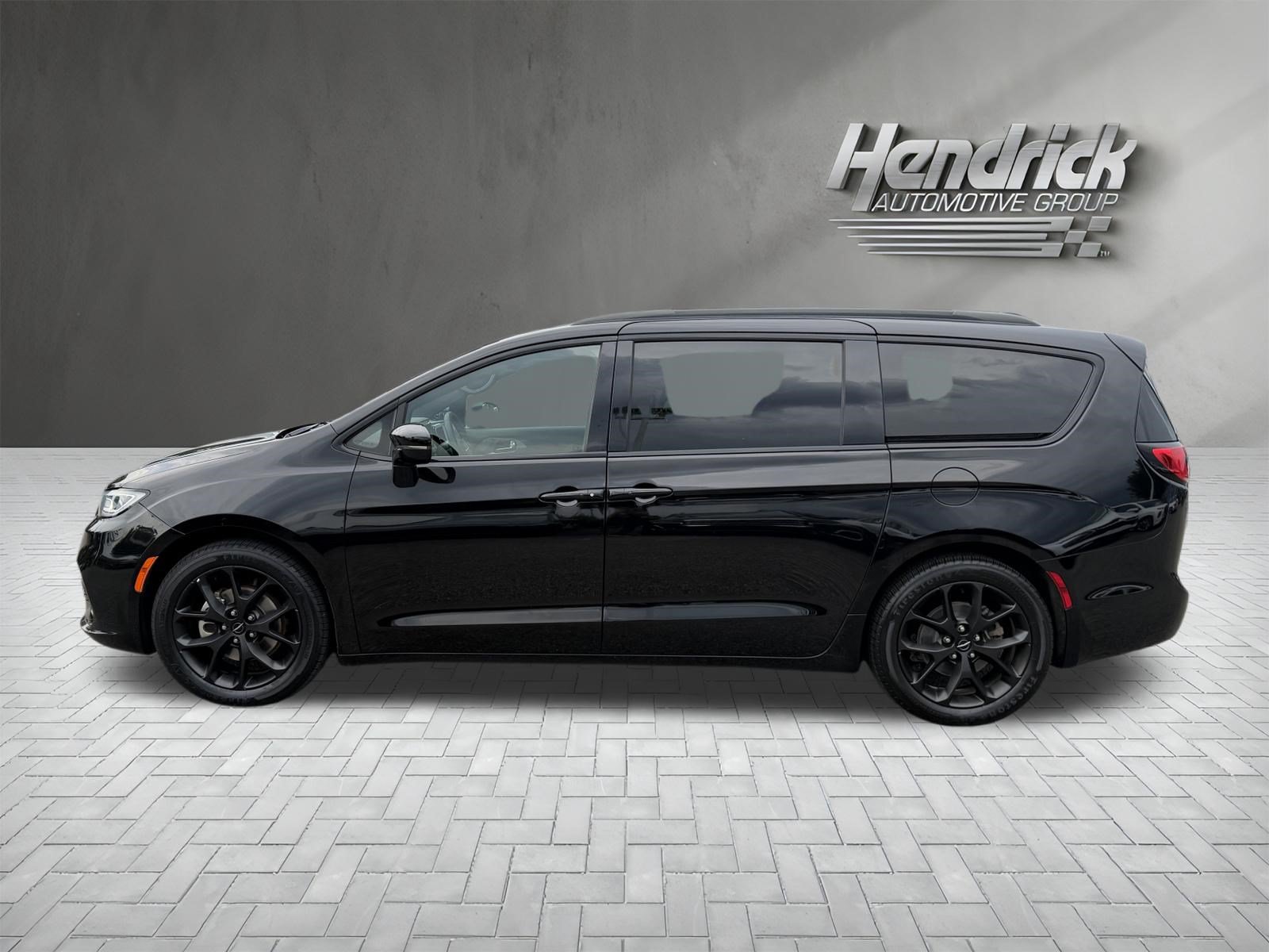 Used 2025 Chrysler Pacifica Limited FWD image 7