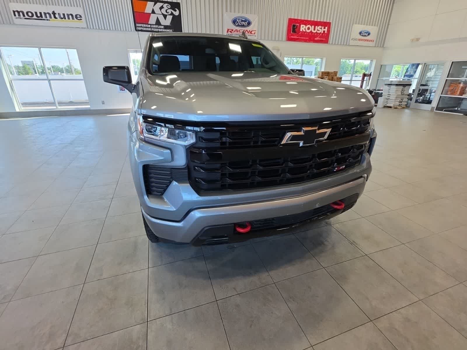 Used 2025 Chevrolet Silverado 1500 LT Trail Boss w/ LPO, Dark Essentials Package AWD/4WD image 4