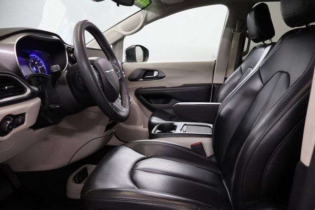Used 2023 Chrysler Pacifica Touring-L image 11