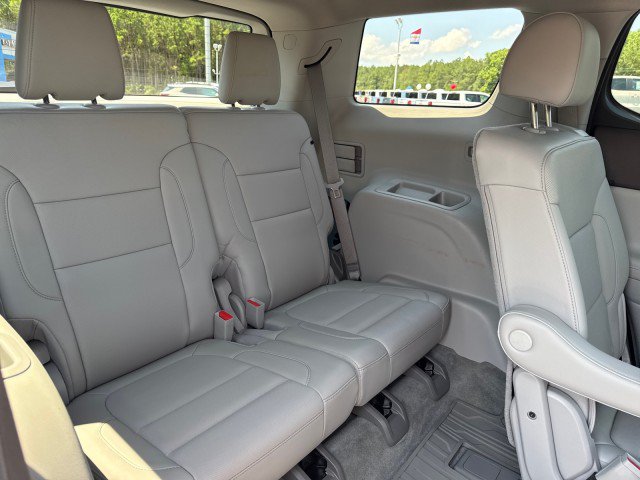 Used 2023 GMC Acadia SLT w/ Technology Package FWD image 16