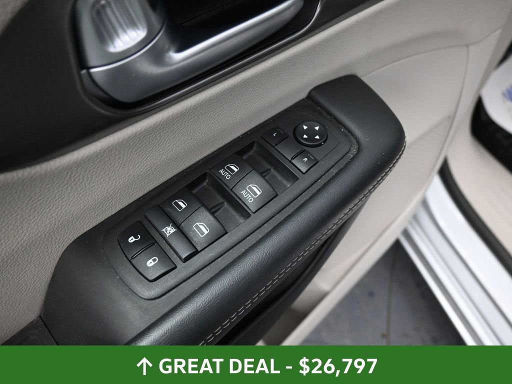 Used 2024 Chrysler Pacifica Select image 33
