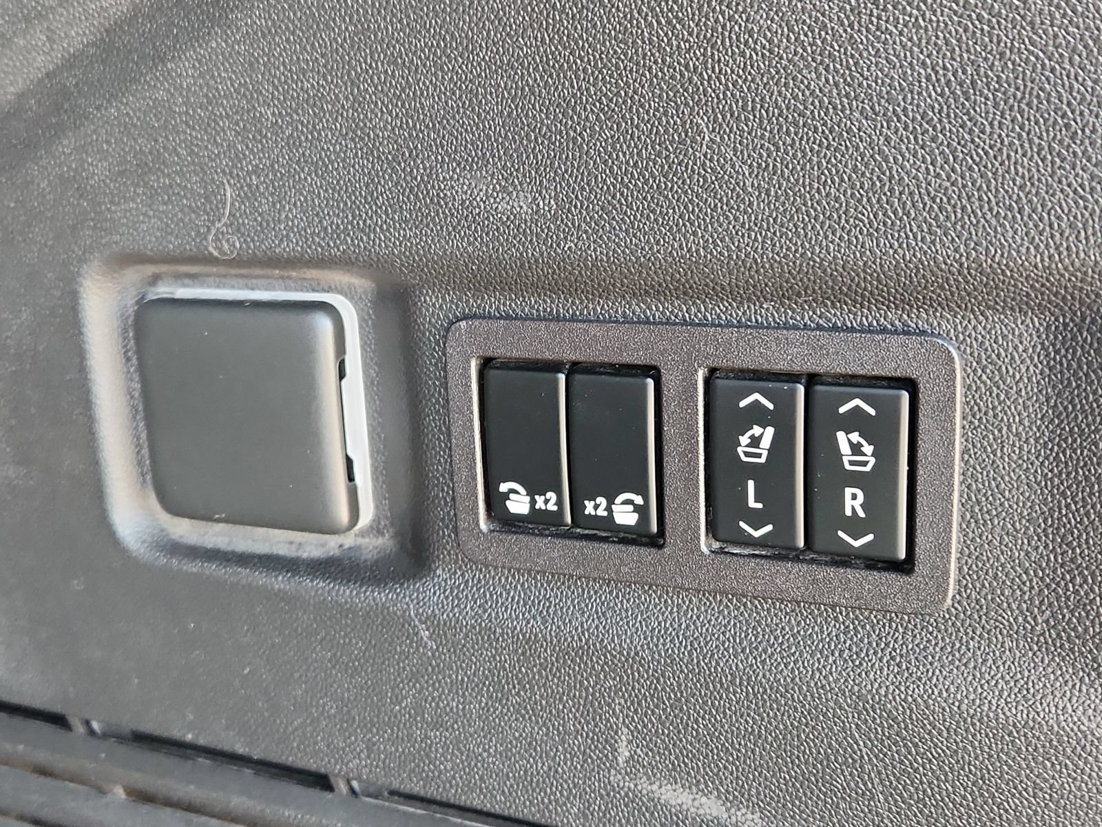 Used 2023 Chevrolet Tahoe Z71 w/ Luxury Package AWD/4WD image 9