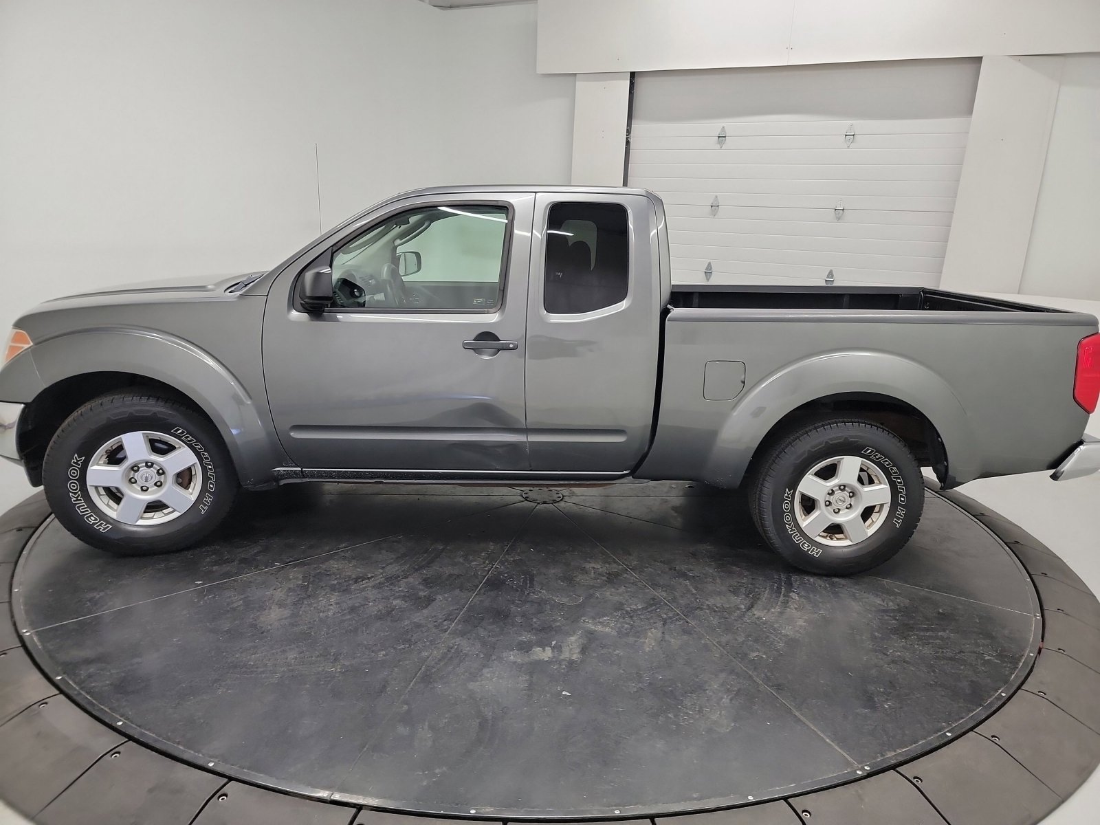 Used 2007 Nissan Frontier SE w/ SE Value Truck Pkg image 2