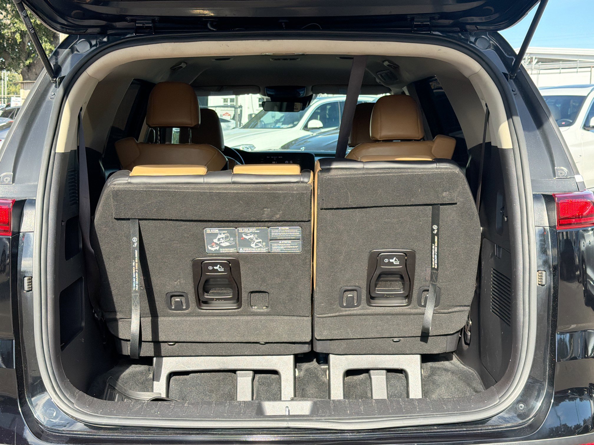 Used 2023 Kia Carnival LX image 12