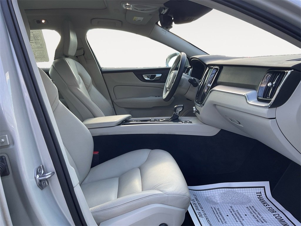 Used 2020 Volvo V60 T5 Momentum image 15