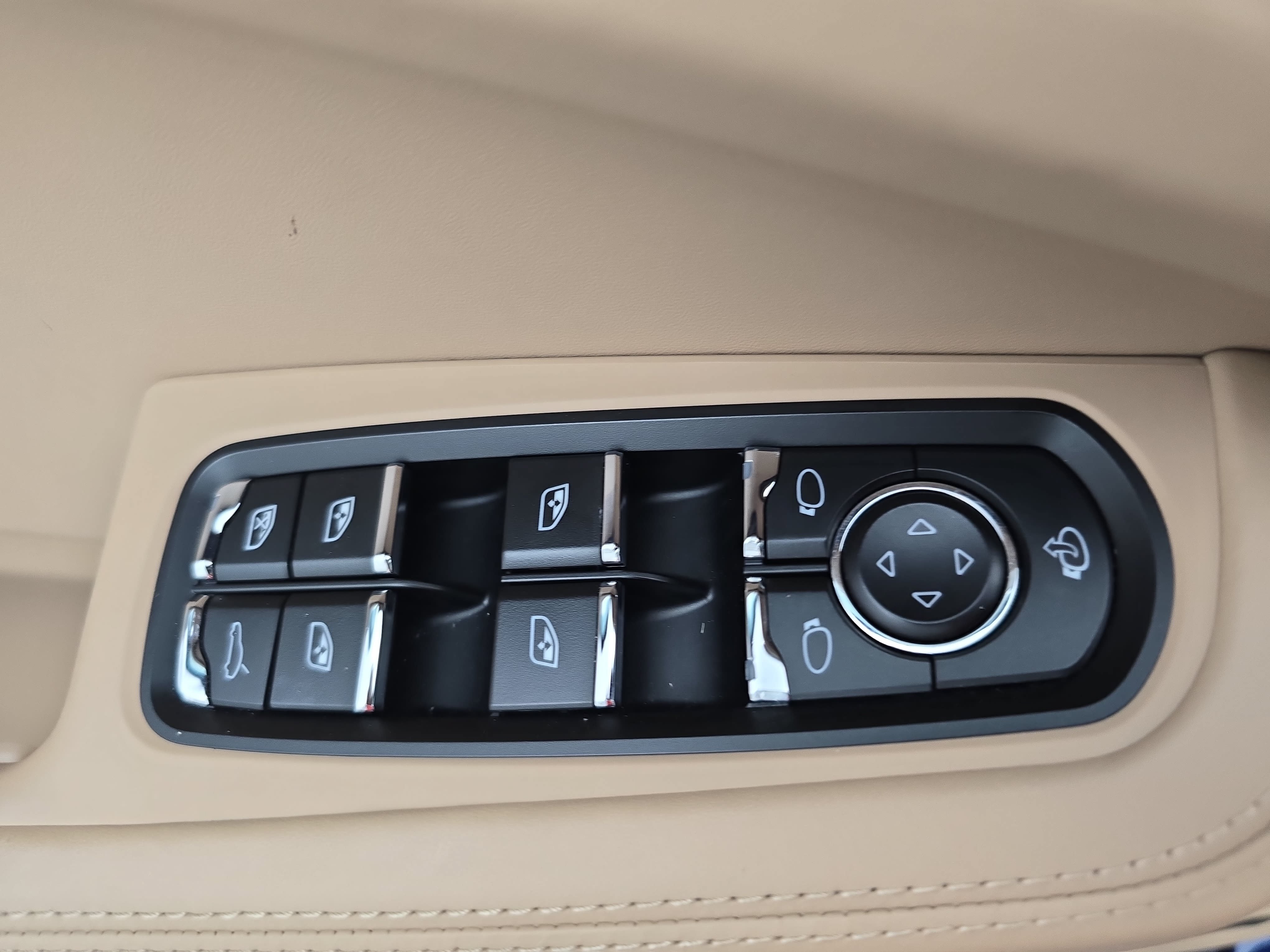 Certified 2024 Porsche Macan AWD/4WD image 30