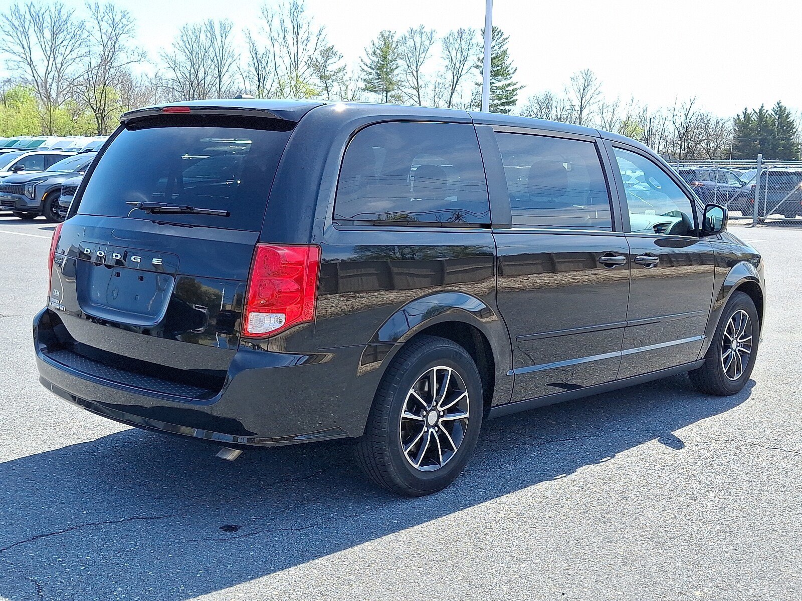 Used 2017 Dodge Grand Caravan SXT w/ Driver Convenience Group image 5