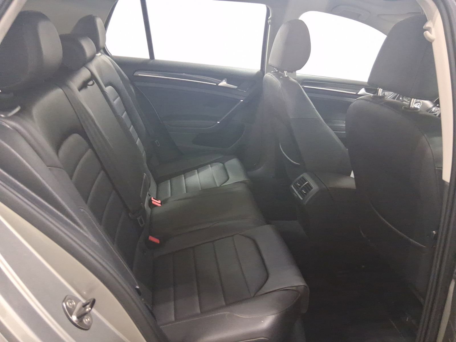 Used 2015 Volkswagen Golf 4-Door image 16