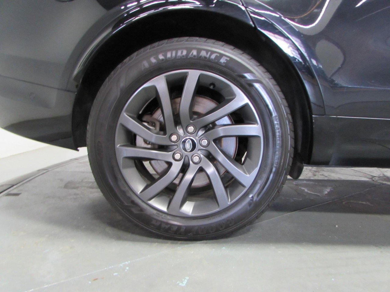 Used 2022 Land Rover Discovery S R-Dynamic image 9