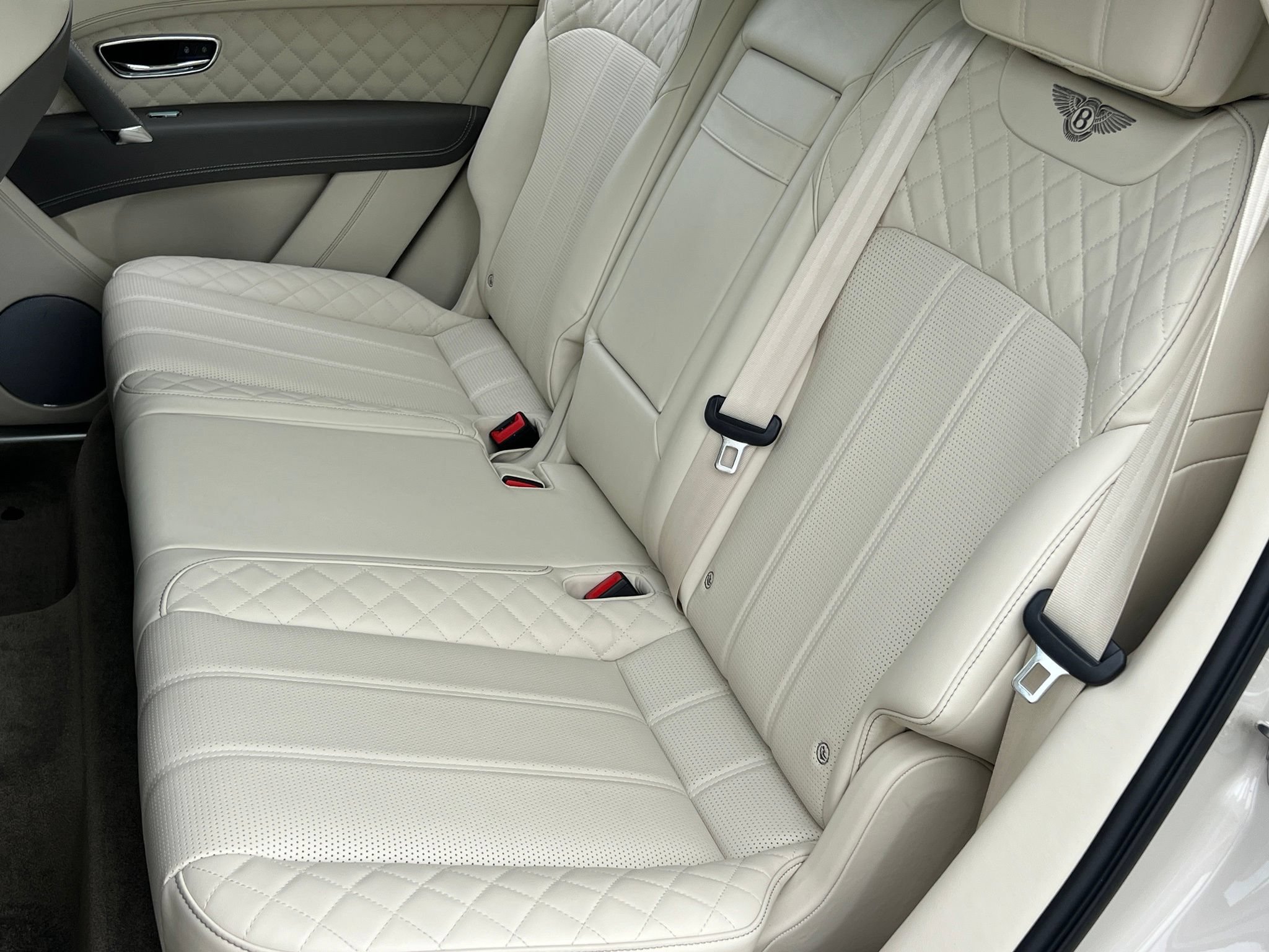 Used 2018 Bentley Bentayga AWD/4WD image 17