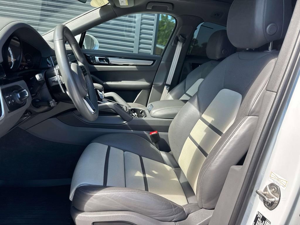 Certified 2022 Porsche Cayenne Platinum Edition image 5