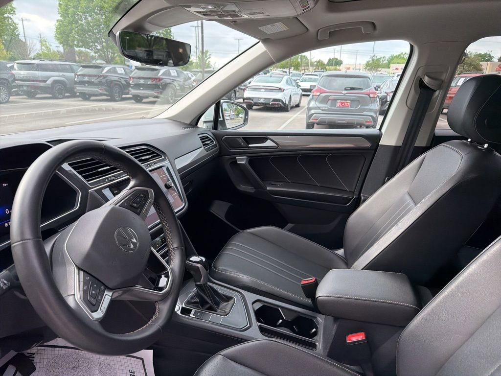 Used 2022 Volkswagen Tiguan SE w/ Panoramic Sunroof Package image 17